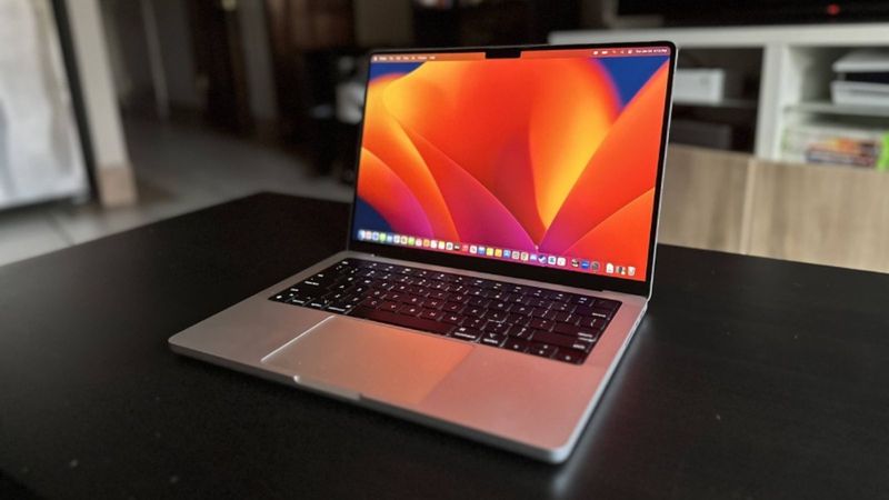 Surface Laptop Studio và MacBook Pro 14 inch