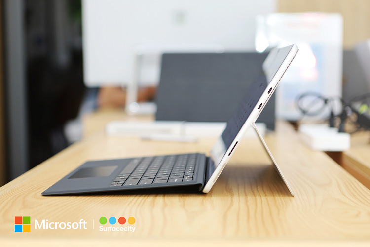 Surface Pro 8 hỗ trợ Thunderbolt 4