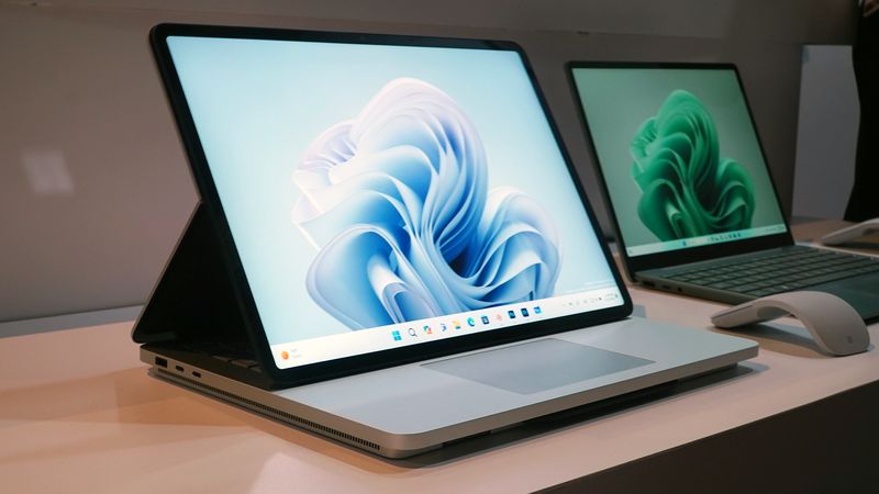 Surface Laptop Studio 2 và Macbook Pro đều có màn hình tốt nhất.