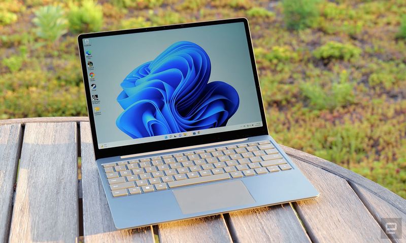 Surface Laptop Go 2 – Laptop Surface dưới 15 triệu có hệ thống bảo mật tối ưu