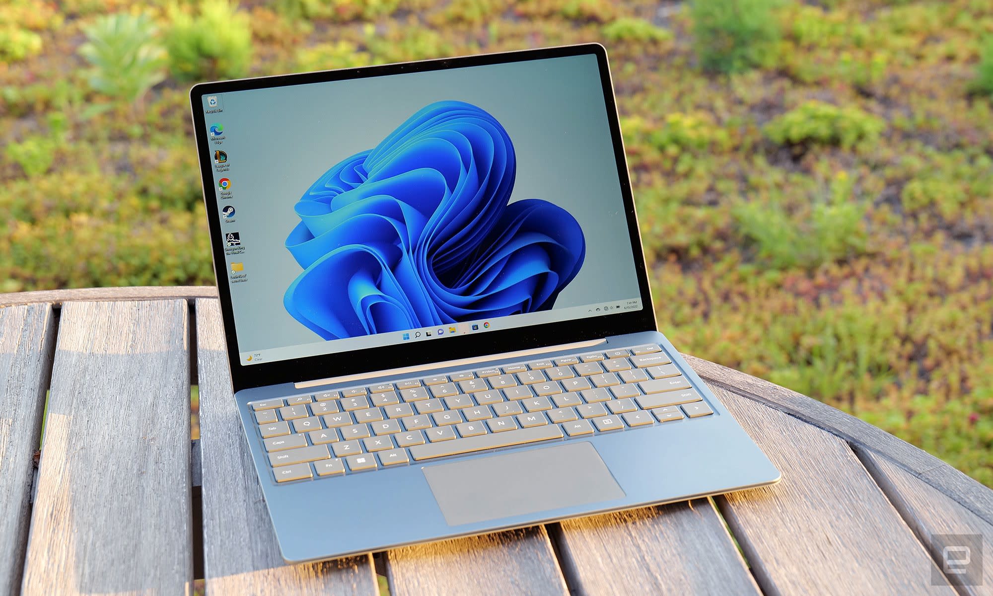 Microsoft Surface Laptop Go 2 đẹp mọi góc nhìn