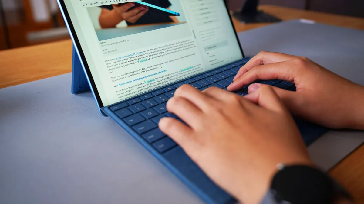 Cảm nhận gõ phím trên Surface Pro 9